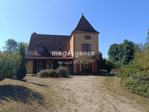 Entre Belvès et Siorac, venez découvrir cette charmante maison en pierre datant de 1978, aux abords d'un petit village non moins charmant à 5 minutes des commodités. Vous entrez par un portail éclectique, et vous découvrirez un beau terrain de plus d...