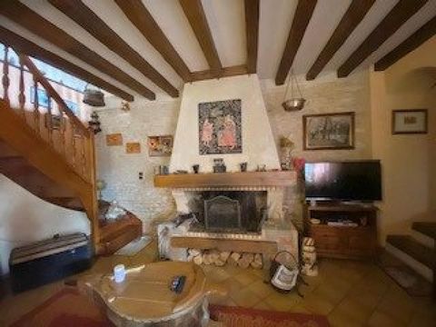 In a charming village on the edge of the Vexin of Follainville-Dennemont, this atypical old house will be suitable for family life, and the possibility of having a professional or liberal activity at home while maintaining the intimacy of private lif...