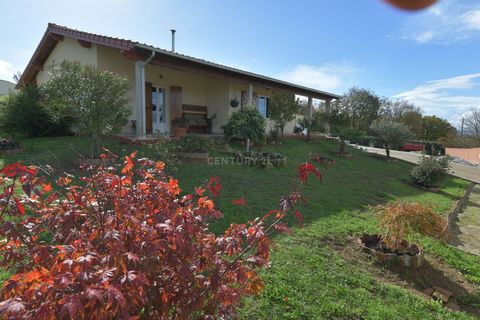 Uma excelente casa, em excelente estado, quase como nova. Com 3 quartos e 2 casas de banho completas. Cozinha em open space, com muita arrumação, uma despensa embutida. O terreno envolvente com cerca de 2000 m2 é todo murado, com portão automático e ...