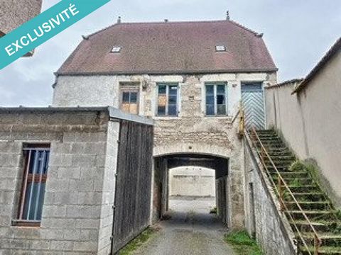 Situé au cœur de la ville de GRAY, à proximité immédiate des commerces, je vous propose à la vente cette maison à rénover de 130m² offrant un grand potentiel de réaménagement pour créer un bien unique et fonctionnel. Au premier étage, un grand platea...