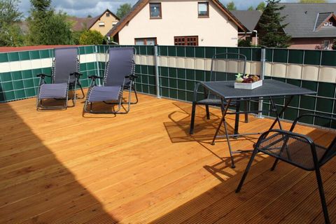 Via een aparte buitentrap met aangrenzend dakterras en een eigen ingang betreedt u het nieuw ingerichte vakantieappartement. In de woonkamer staat een eettafel met 2 stoelen, een slaapbank en een smart-tv en radio. De slaapkamer heeft een tweepersoon...