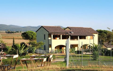 Situati ai margini del bosco e ai margini di una collina: appartamenti in villette a schiera di due piani, circondate da un ampio e curato giardino e parco giochi per bambini. Fa parte del complesso anche una piscina comunitaria straordinariamente gr...