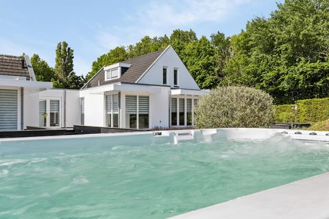 Luxuriöse Ferienvilla für 16 Personen mit XXL-Whirlpool (6 Meter), Sauna, Spielfeld, Spiel-/TV-Raum, Lounge-Sets und Grill (mit Whirlpool, Nutzung gegen Aufpreis). Suchen Sie eine fantastische Villa auf einem großen Grundstück von 1 Hektar mitten in ...