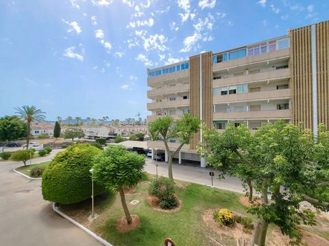 Ce charmant appartement d'une chambre est situé dans le quartier populaire d'Arenal à Javea. À seulement 10 minutes de marche de la plage de sable et à quelques pas de nombreux magasins et restaurants, cette propriété combine un emplacement de choix ...