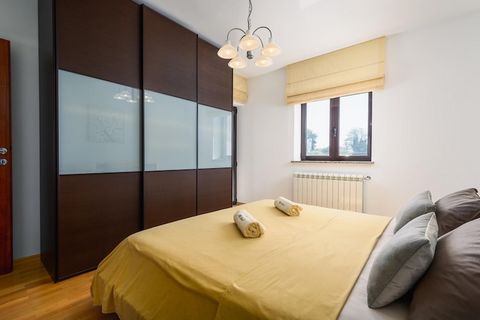 L'appartement, avec son design spacieux et confortable, offre un espace de trois chambres pouvant accueillir jusqu'à six personnes, avec un jardin avec mobilier d'extérieur, une terrasse et un espace barbecue pour les repas en plein air. L'appartemen...