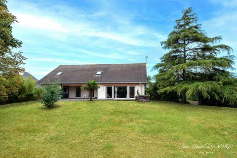 DINARD centre. A 1200 m de la plage (Port Blanc), 500 m des commerces, maison de 213 m2 habitables (8 pièces principales) sur sous-sol total. Elle comprend : - Au rez-de-chaussée : entrée, séjour-salon, cuisine, 3 chambres dont 1 avec dressing, burea...