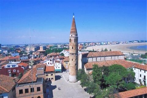 Welkom in uw tweede thuis in het charmante kustplaatsje Caorle, Italië! Dit heerlijke appartement ligt in een serene omgeving op korte loopafstand van de zonovergoten oevers van de Adriatische Zee en biedt de perfecte mix van comfort, gemak en charme...