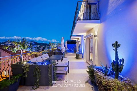 En position dominante, cette villa rooftop rénovée avec soin développe 131 m2 et offre un cadre de vie unique où modernité et sérénité se rencontrent. La vaste terrasse, prolongée par un espace solarium, invite à la contemplation, offrant une vue dég...