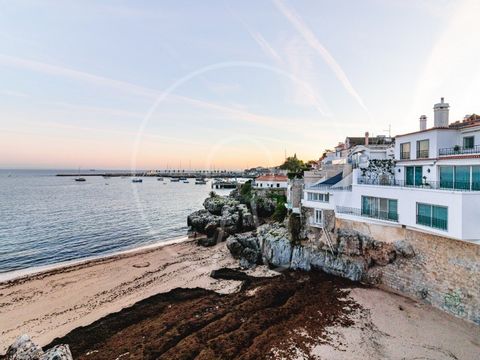 This magnificent apartment, located on the beachfront in the charming historic center of Cascais, offers stunning sea views. The apartment has been completely renovated and has a contemporary style. The kitchen, equipped with AEG appliances, is integ...