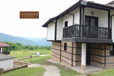 LUXIMMO FINEST ESTATES: ... Siamo lieti di presentare in vendita questa proprietà di nuova costruzione completamente arredata in un complesso recintato. La casa si trova in un piccolo villaggio di montagna a pochi chilometri dalla città più vicina di...