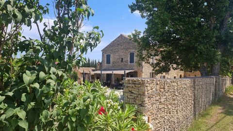 Entdecken Sie im Herzen der Weinberge und des Lavendels dieses herrliche, charmante Bauernhaus aus Stein aus dem achtzehnten Jahrhundert mit einer Wohnfläche von ca. 260 m2. Es wird durch Nebengebäude und einen Swimmingpool vervollständigt und erstre...