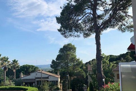 Questa casa a schiera ben tenuta si trova in un'urbanizzazione tranquilla a circa 4 km dalla città costiera di L