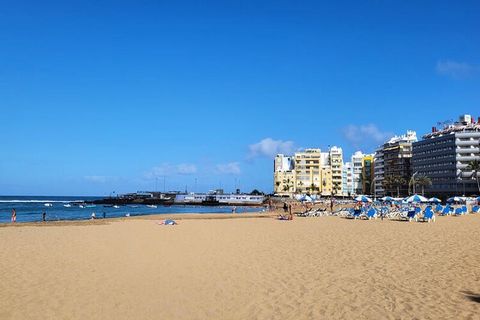 Cette propriété accueillante offre une retraite romantique et confortable à seulement 2 minutes à pied de l'emblématique plage de Las Canteras. Conçu pour les couples, l'espace comprend un salon confortable avec un canapé moelleux et une télévision i...