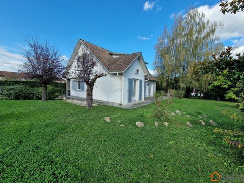 Cette maison située à Saint-Gaudens (31800) semble être un véritable havre de paix, idéal pour une famille à la recherche d'un cadre tranquille tout en restant proche des commodités. Construite en 1973, elle offre une surface généreuse de 164 m² sur ...