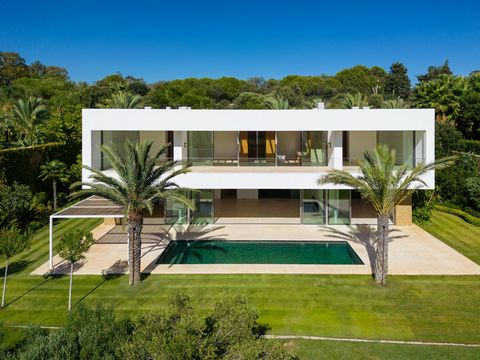 Willkommen in Ihrer Traumvilla in Finca Cortesin, Casares, Malaga! Diese atemberaubende Luxusvilla bietet Ihnen alles, was Sie sich wünschen können. Mit 5 Schlafzimmern, 6 Badezimmern und 1 Gästetoilette bietet sie ausreichend Platz für Ihre Familie ...