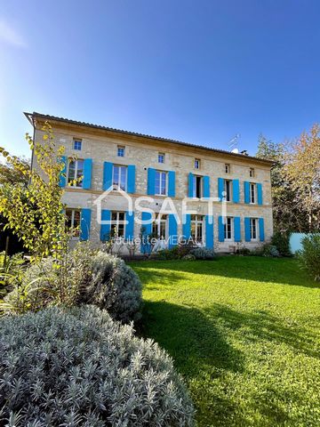 Propriété située en Dordogne, à 30' de Saint Emilion et 45' de Bergerac, avec ses commerces et sa gare à proximité. Cette maison de maître pleine d'élégance de 250m2 datant de 1850 est composée d'une vaste entrée, un premier salon avec son insert, un...