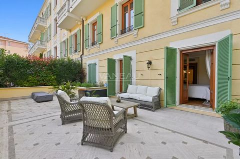 In the highly sought-after Oxford district, close to the city center, in a former late 19th-century hotel, renovated to a very high standard, magnificent 103 m&ft2 apartment with a large 65 m&ft2 terrace overlooking the park. Located in a luxury, gat...