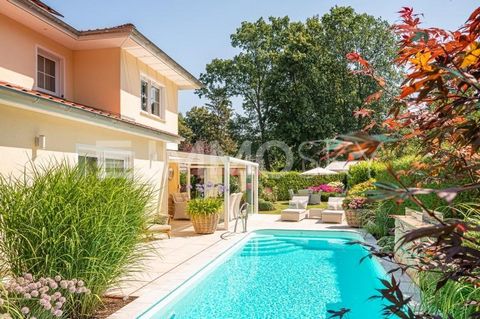 Stai cercando il tuo paradiso per famiglie con tutti gli extra? Questa esclusiva villa familiare è un vero paradiso per le famiglie più esigenti. Con una generosa superficie abitabile di 210 metri quadrati, offre spazio sufficiente per tutta la famig...