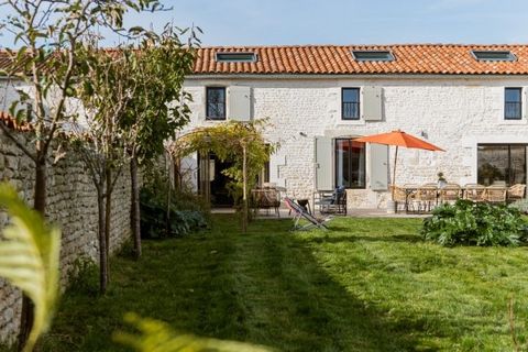 THAIRE - 20 minutes from La Rochelle, in a listed village near the beaches of Châtelaillon, this 220 m² Charentaise elegantly combines old-world character with modern comfort. Beyond the property's porch, on a plot of over 1,500 m²: a parking area fo...