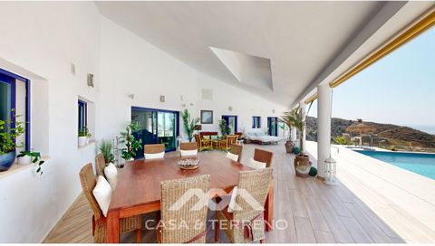 Cerca de Sayalonga, en una ubicación privada aunque no completamente aislada, se encuentra esta espaciosa y bellamente renovada villa con impresionantes vistas al Mediterráneo. Con materiales de alta calidad, la villa ofrece un diseño armonioso y un ...