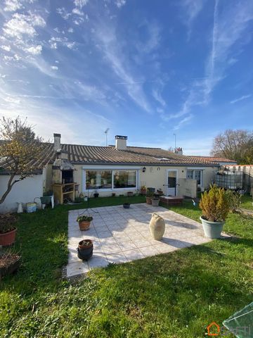 Sur la commune de Saint Jean d'Angély 17400, venez découvrir ce charmant pavillon idéalement situé. Ce bien offre un cadre de vie pratique et confortable, avec son jardin clos et arboré sans vis en vis, un terrasse carrelé propice à la détente. Un ga...