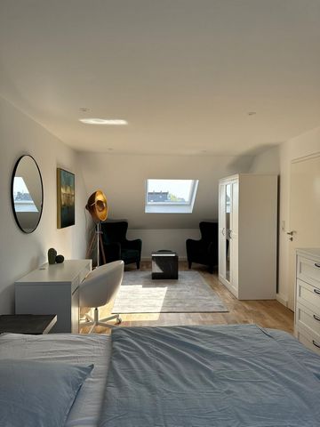 DIE WOHNUNG: Das Apartment verfügt über drei Schlafzimmer, die jeweils im minimalistischen Stil mit weißen Wänden und hellen Holzböden gestaltet sind. Jedes Schlafzimmer verfügt über ein bequemes Bett, einen eleganten Schreibtisch gepaart mit einem w...