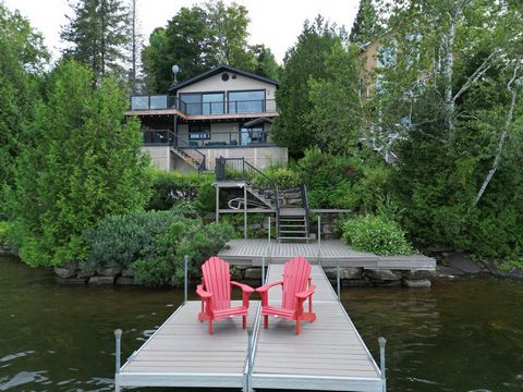WOW ! Votre rêve de BORD DE LAC devient réalité ! Située sur le prestigieux Lac des Français (privé, navigable, baignable) à seulement 1 h de Montréal, avec une vue à couper le souffle sur l'eau et les montagnes ! Maison entièrement rénovée en 2023/2...