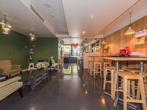 Commercial space with 300m2 located on Avenida near Campo Pequeno and Alvalade It has characteristics that allow it to adapt to various activities, since it is a large space, having two more divisions and two bathrooms Renovated Ground Floor Window L...