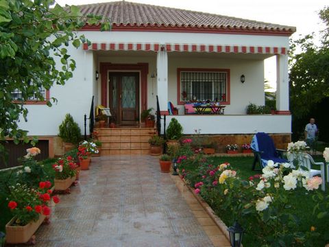 Located just one hour from Malaga Airport, one hour and twenty minutes from Marbella, and 20 minutes from Ronda, this chalet is built on a 1,200 m2 plot with spectacular mountain views.The house has 472 m2 distributed across two floors. On the main f...