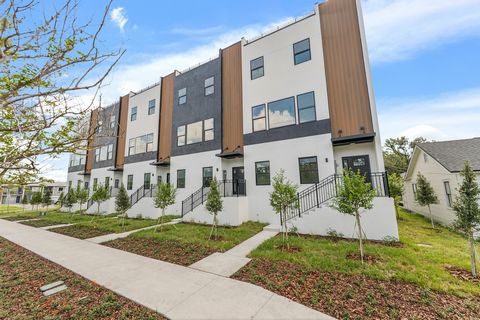 MOVE IN READY - Nestled on the urban edge of Downtown St. Petersburg, 4TH STREET GARDENS is one of few private gated communities of sophisticated townhomes with residences featuring fenced yards. These luxurious residences boast expansive rooftop ter...