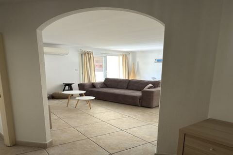 Enjoy a relaxing stay in this charming 3-star apartment with a private terrace overlooking the pool, just 800 m from the beach and a 5-minute walk from the center of Valras-Plage. Perfect for a couple or small family, this ground-floor apartment comb...