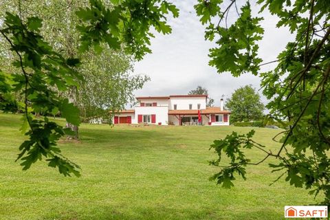 À Oneix, maison d’architecte avec vue imprenable sur les montagnes, au cœur d’un parc arboré de 5000 m². Cette propriété familiale de 185 m², en excellent état intérieur et extérieur, offre un cadre de vie paisible et élégant, alli...