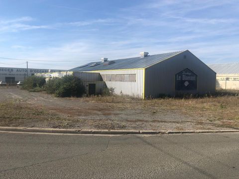 Batiment avec belle parcelle de terrain sur la commune de Neau.
