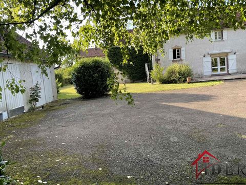 Discover this beautiful family house full of charm, carefully renovated, nestled in a peaceful environment near Mélisey.Au ground floor, you will be seduced by a warm and bright living room composed of a living room with fireplace, a veranda open to ...