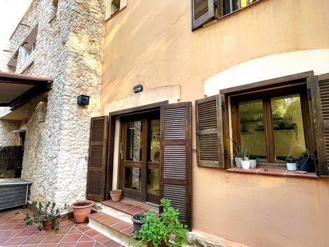 Cette maison de ville est située dans une rue résidentielle calme de Cala Figuera. Le port, les boutiques, les bars et les restaurants sont encore accessibles en moins de 5 minutes à pied.  La maison d’angle impressionne par ses grands espaces extéri...
