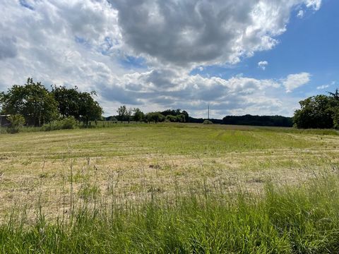 Situé à Saint-Sérotin, dans la paisible commune de 89140