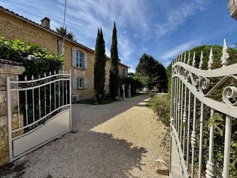 Élégante maison de caractère dans un village, avec jardins, vue et dépendances