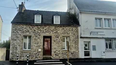 commerces à pieds pour cette maison d'habitation dont la répartition est la suivante : sous sol complet (cave, chaufferie) ; cuisine aménagée, salon, salle d'eau et wc au RDC ; 2 chambres à l'étage DPE : F 299 KW/M2/AN et F : 93 KG CO2/M2/AN Estimati...
