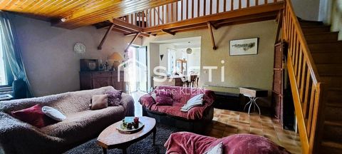 Maison de ville en pierre, 142 m², 5 piéces avec jardin, garage et cave.