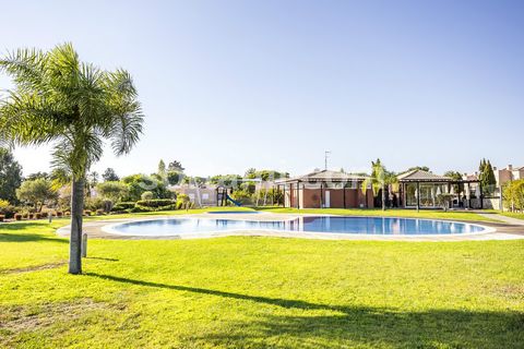 Ausgezeichnetes Haus in einer touristischen Wohnanlage mit Villen an der Algarve – Nähe Carvoeiro Anlage bestehend aus 39 Villen vom Typ T1+2, jede mit ca. 100 m² Wohnfläche, privatem Garten von ca. 50 m² sowie einem Carport für zwei Fahrzeuge. Die V...