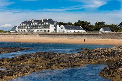 Dit appartement ligt in de residentie Valentin Plage en is een ideaal adres voor een geslaagde zomervakantie in de zogenaamde ''Côte Sauvage'' bij de baai van La Baule. Het kleine, afgesloten en groene domein (2 ha) bestaat uit een monumentaal hoofdg...