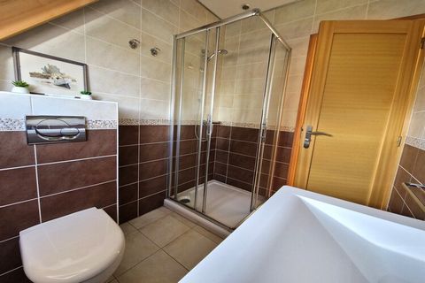 In het uiterste zuiden van Bretagne valt dit eigentijdse, door een architect ontworpen huis op door zijn unieke design en lichte ruimtes. Het interieur doet denken aan de elegantie en het comfort van een boot, met prachtige open ruimtes en een groot ...