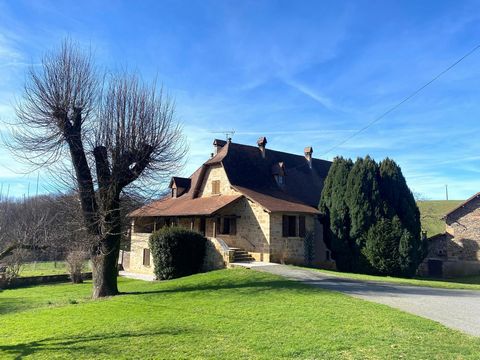 Très grande maison, trois granges