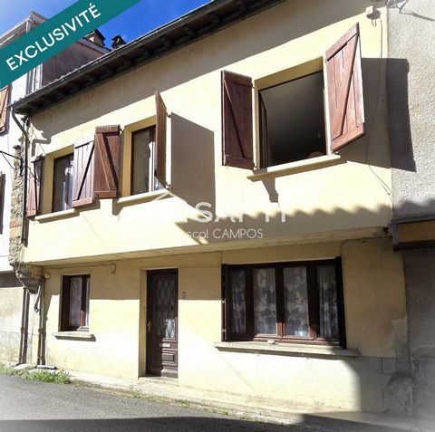 Maison de village avec jardin et garage.