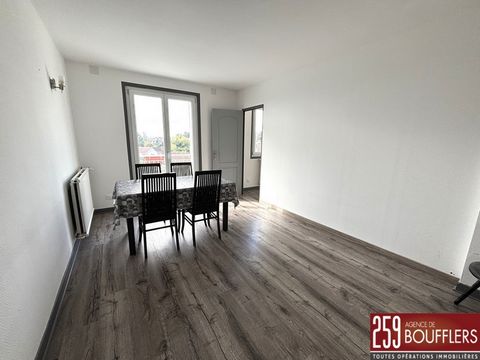 En Exclusivité ! NANCY, secteur BOUFFLERS/BUTHEGNEMONT. Appartement de 4 pièces principales, d'une surface de 60.40m2 CARREZ, situé au 4ème et dernier étage d'une copropriété. Offrant : une entrée, un salon/séjour avec accès sur un balcon (vue dégagé...