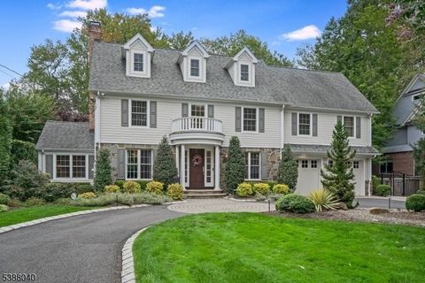 Beautiful quintessential center hall colonial in the desirable Franklin School district blending classic charm with modern amenities in a PRIME location just minutes from Downtown. The gracious entryway opens to a formal living room with a two sided ...