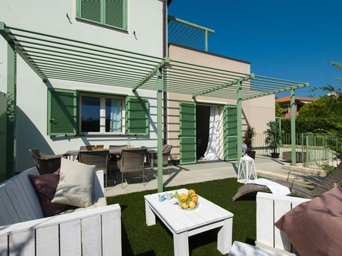 Situated in the hills of Diano Marina, just few minutes from the ancient hamlet of Diano Castello, apartments in a quiet residential area with view of the Ligurian sea which is 1.5 km away. The complex comprises one bedroom apartment with either gard...
