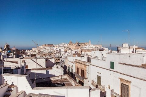 1-Bedroom Town house in good condition situated in Ostuni. Regularly rented out, the property is set 40 metres from Piazza della Libertà and boasts views over the historical centre and the sea. The town house comprises a garage of 14 sq m, kitchen di...