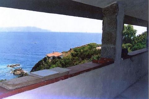 Was €800,000 Now reduced to €690,000 3-bedroom house set in the Giglio island, a rare opportunity to renovate a villa – with possibility to extend - with private access to the beach and stunning sea view. Currently the property is built on 1 level wi...