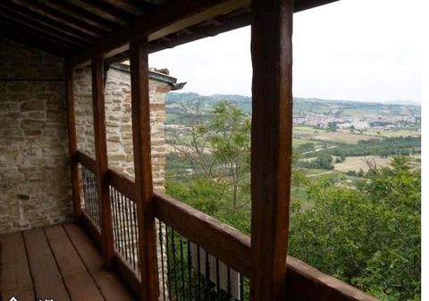 Beautiful two-storey village house completely restored internally and externally using high quality materials and is situated in the hamlet of Montegualtieri. The property has access from a characteristic stone built vaulted arch through a small vera...